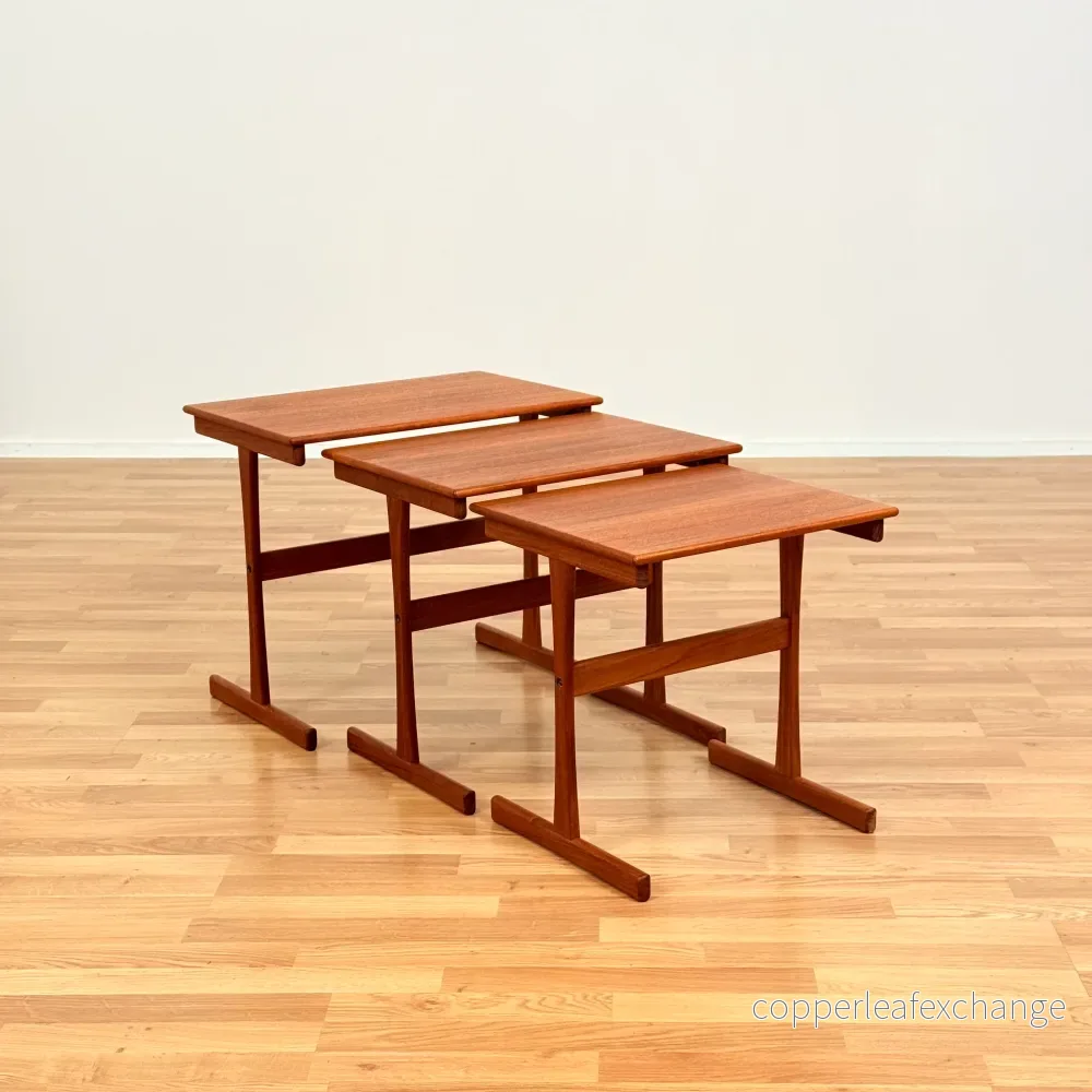 Danskt set med nästlade bord i teak