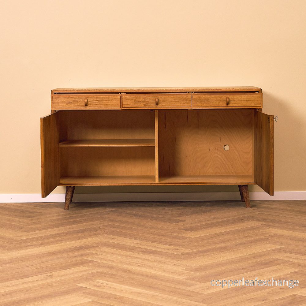 Svenskt sideboard i valnöt av Bertil Fridhagen för Bodafors, modell 'Fasett' - Bild 2