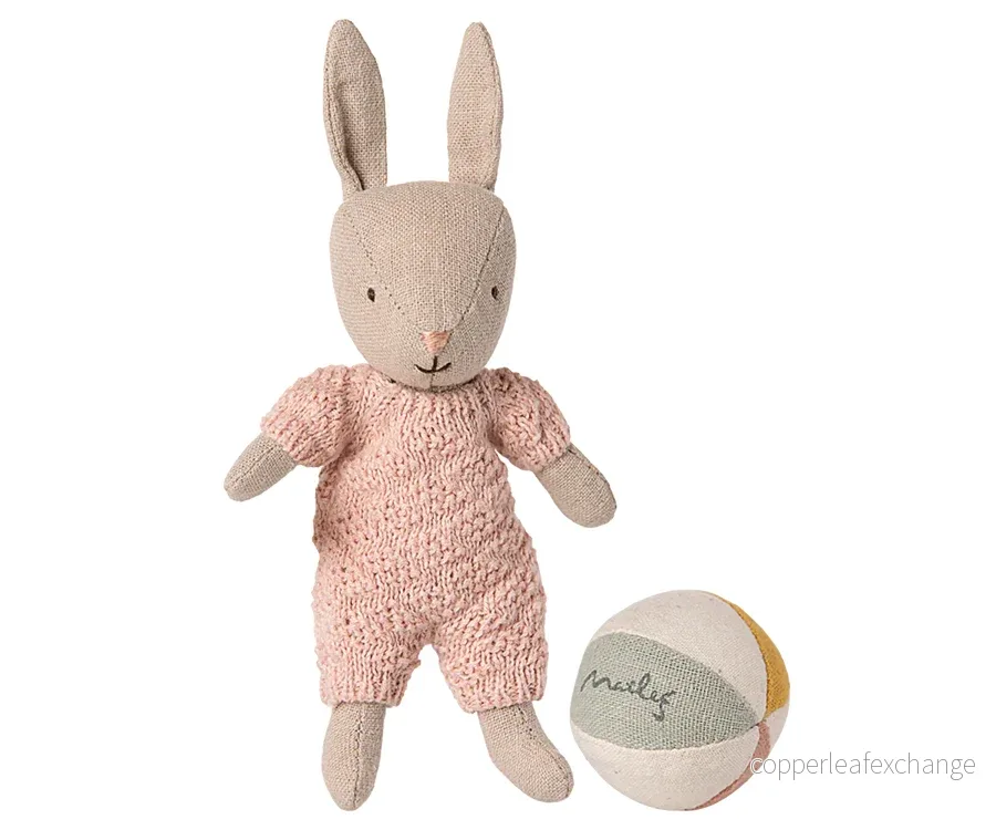 Maileg – Kanin rosa, storlek micro med boll, rabbit flicka sand rose / rosa med magneter i händerna
