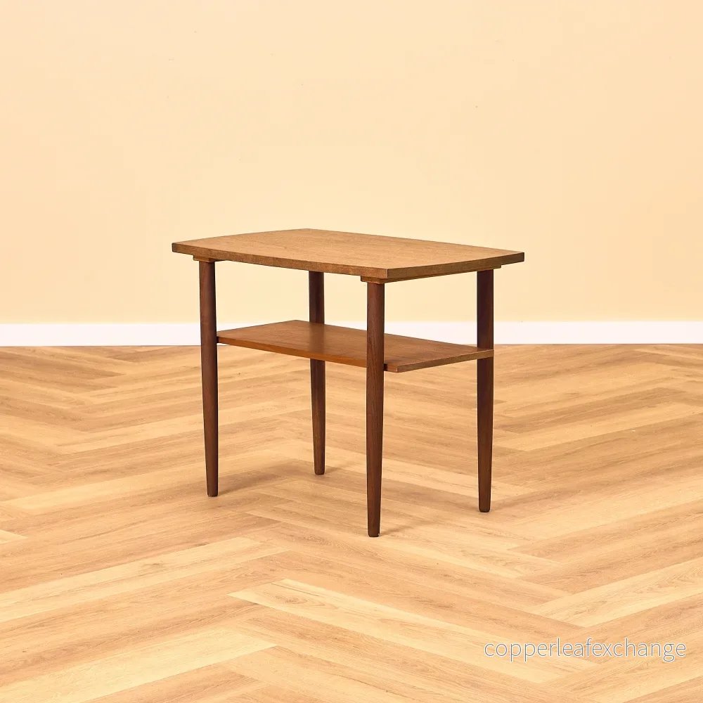 Litet svenskt sidobord i teak och valnöt