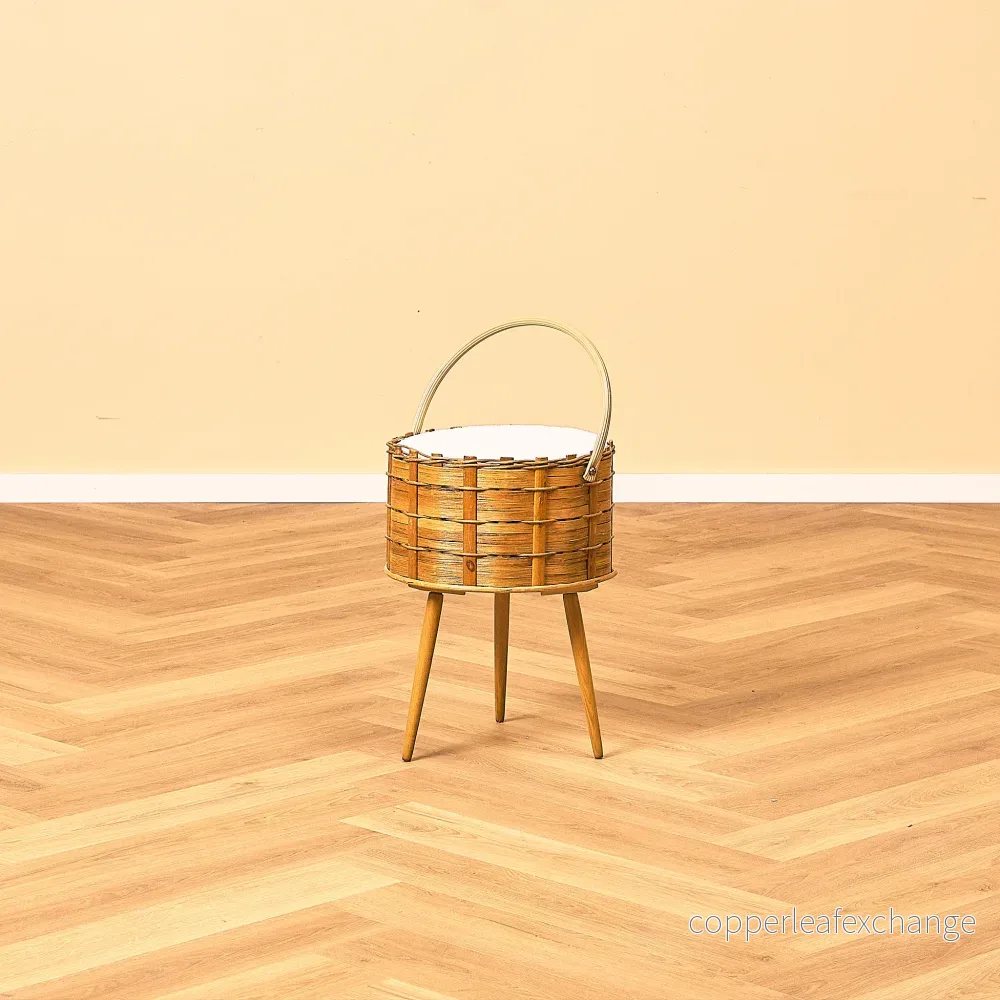Svensk sybox / sidobord i bok