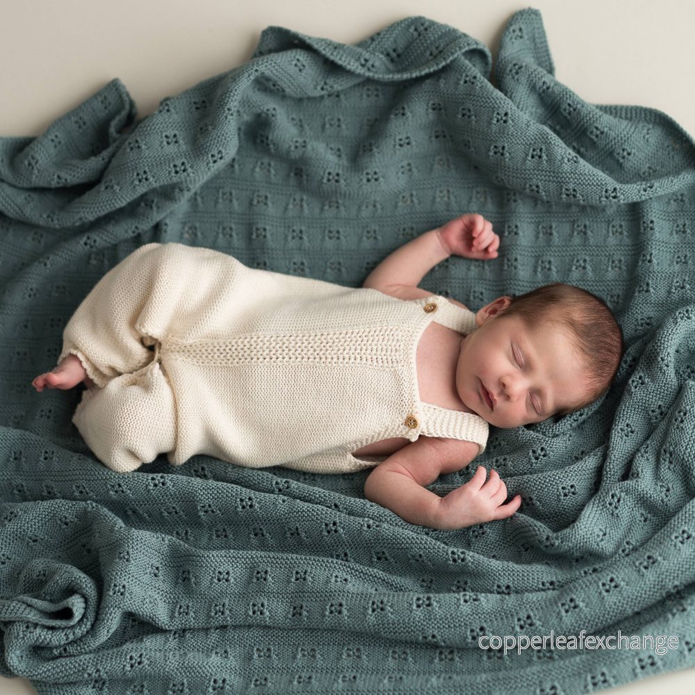 Stickad babyfilt ekologisk bomull – Jeansblå - Bild 3