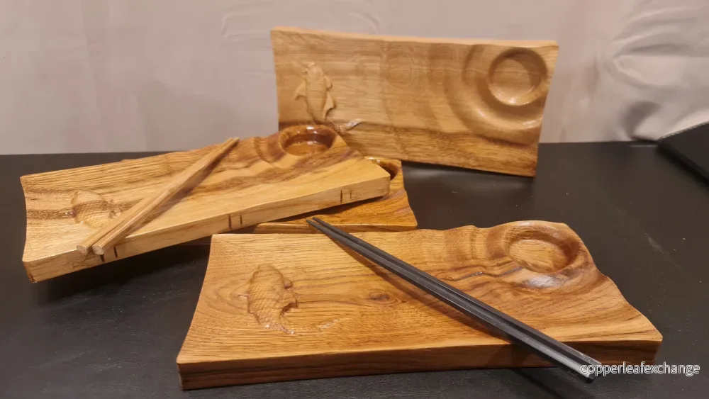 Två sushitallrikar tillverkade av en enda ek skiva. 3 D relief Två sushitallrikar tillverkade av en enda ek skiva. 3 D relief