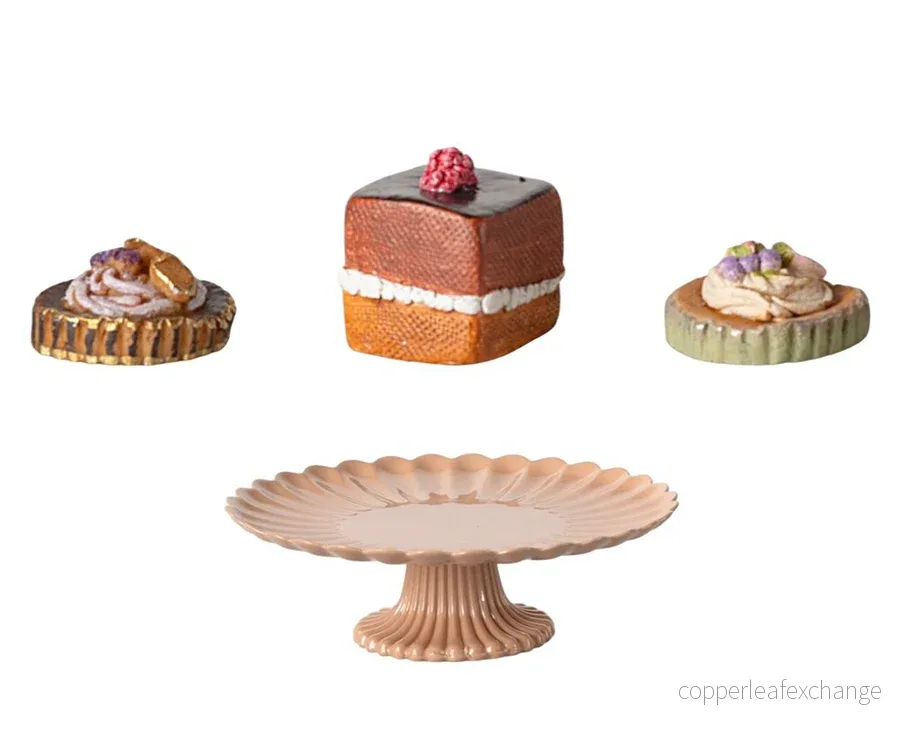 Maileg – Tårtfat i rosa med tre olika tårtor, tårta / kakor storlek mini - Bild 2