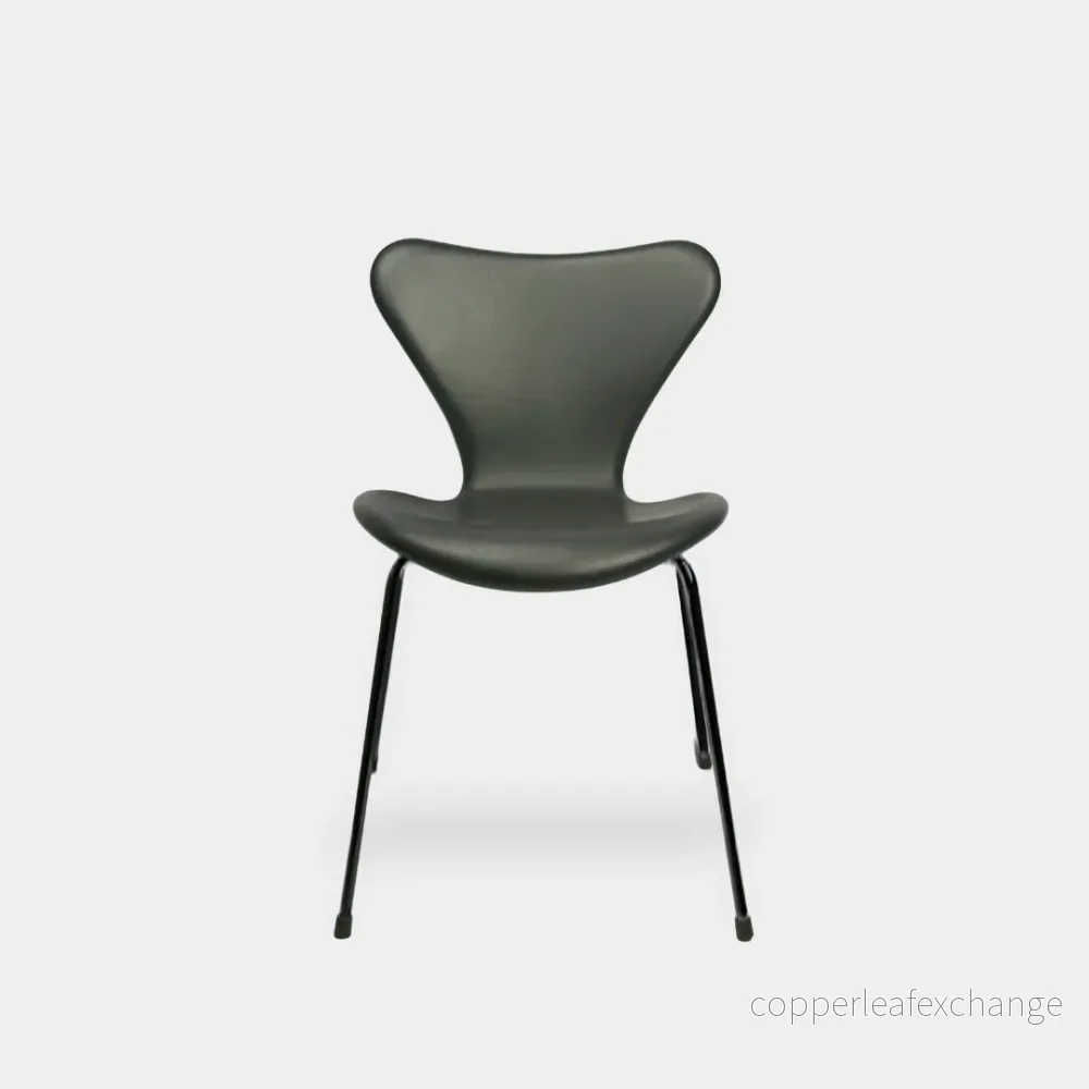 Arne Jacobsen 7'er stole i Sort læder med sorte stel
