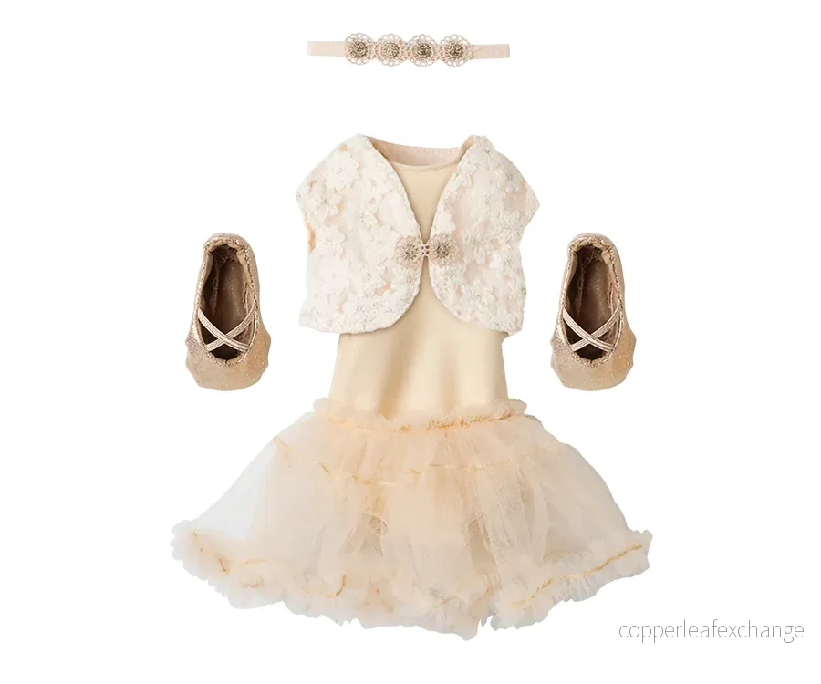 Maileg – Ballerina kläder cream och ballerinaskor, storlek 3 till kanin, ballerinaklänning med tyll och väst, diadem, guld skor och klänning Maileg – Ballerina kläder cream och ballerinaskor, storlek 3 till kanin, ballerinaklänning med tyll och väst, diadem, guld skor och klänning
