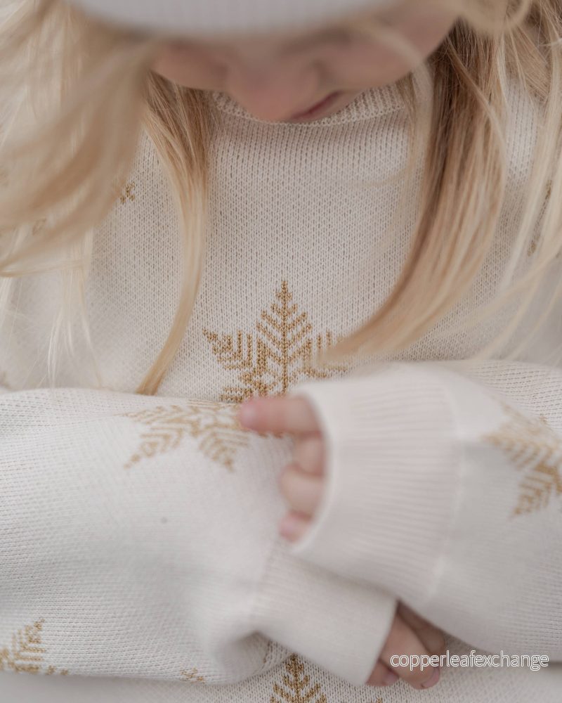 Stickad jultröja barn – Snöflingor guld Stickad jultröja barn – Snöflingor guld