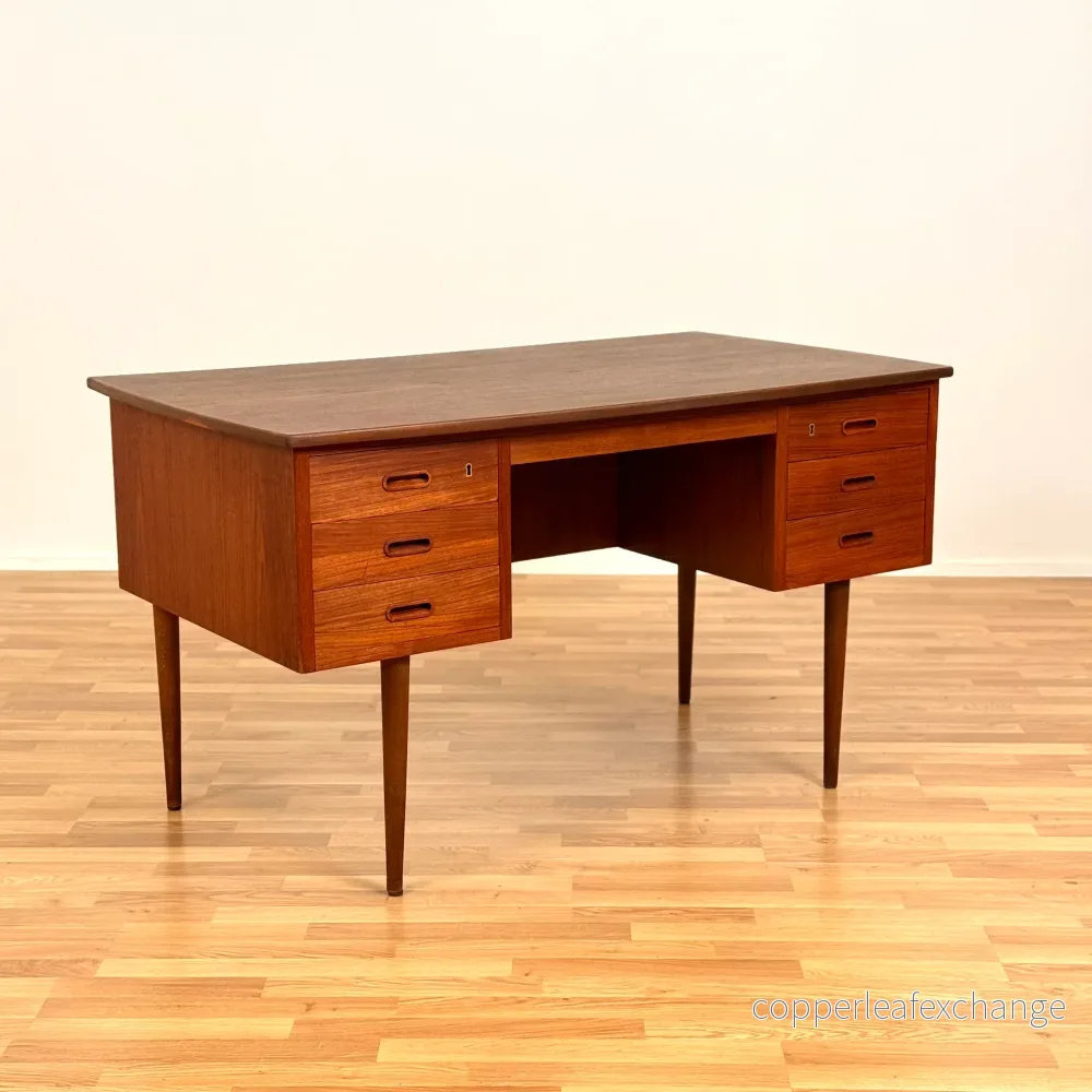 Danskt skrivbord i teak, 1950-60-tal Danskt skrivbord i teak, 1950-60-tal