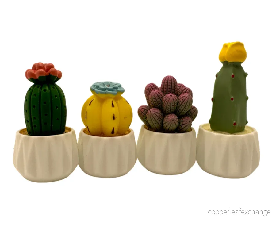 Miniatyr – Blommor till dockhus, 4 st kaktus i vit kruka Miniatyr – Blommor till dockhus, 4 st kaktus i vit kruka