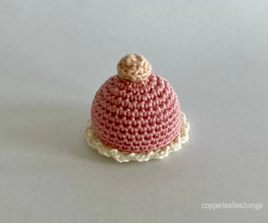 Miniatyr – Virkad prinsesstårta, rosa eller grön till dockhuset, tårta till Mailegs möss - Bild 2