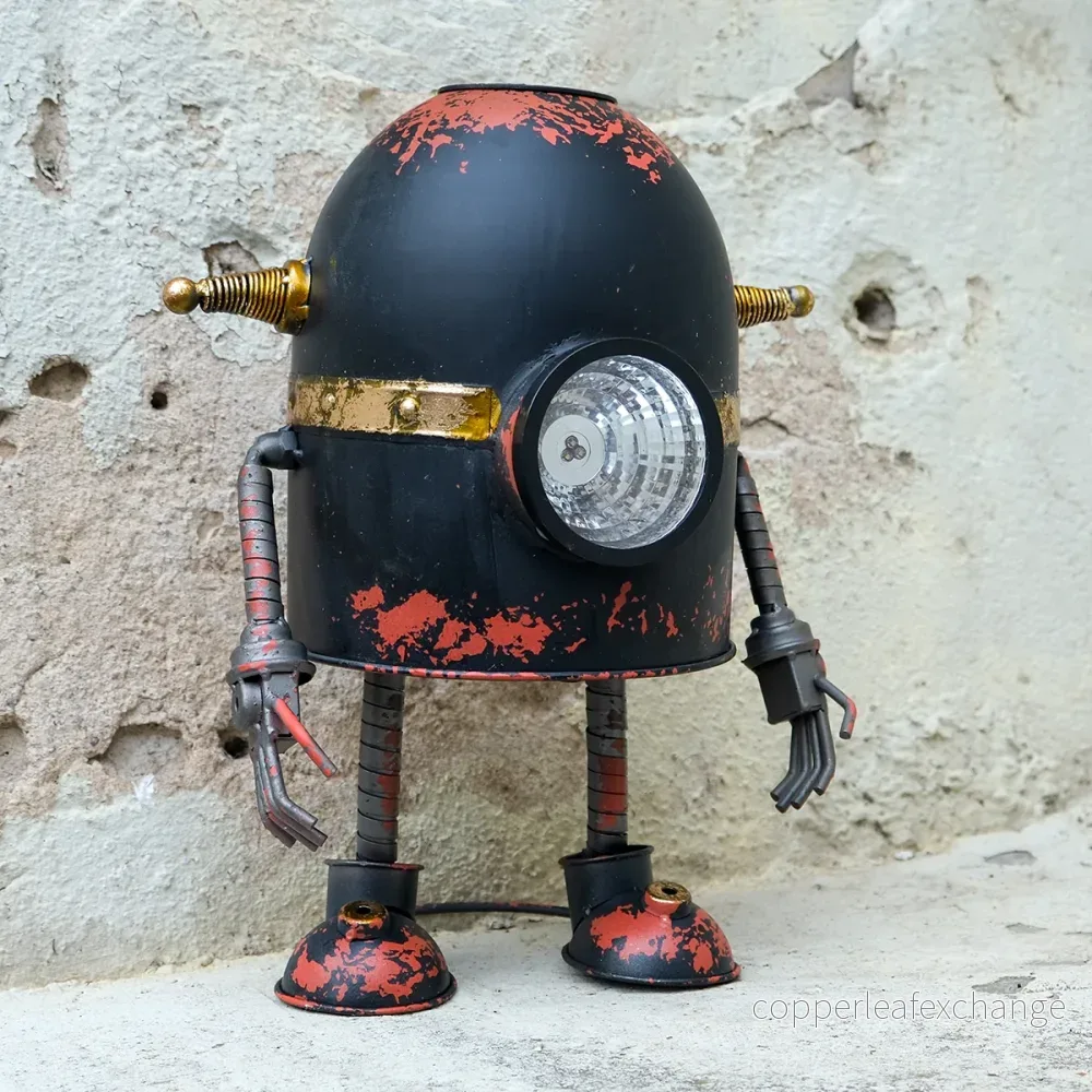 MT-01 Mortimer – Svart robot med solcellslampa MT-01 Mortimer – Svart robot med solcellslampa