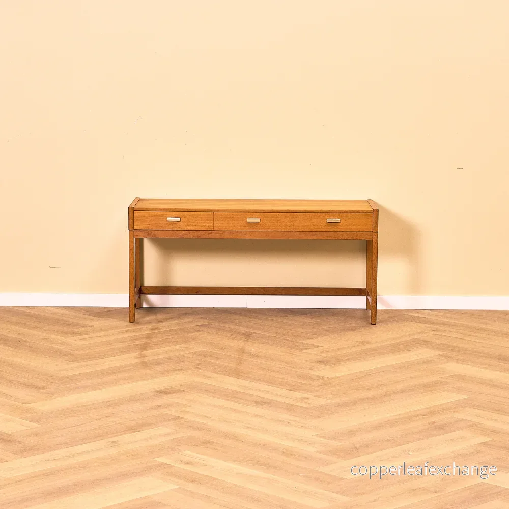 Svenskt sidobord i teak Svenskt sidobord i teak