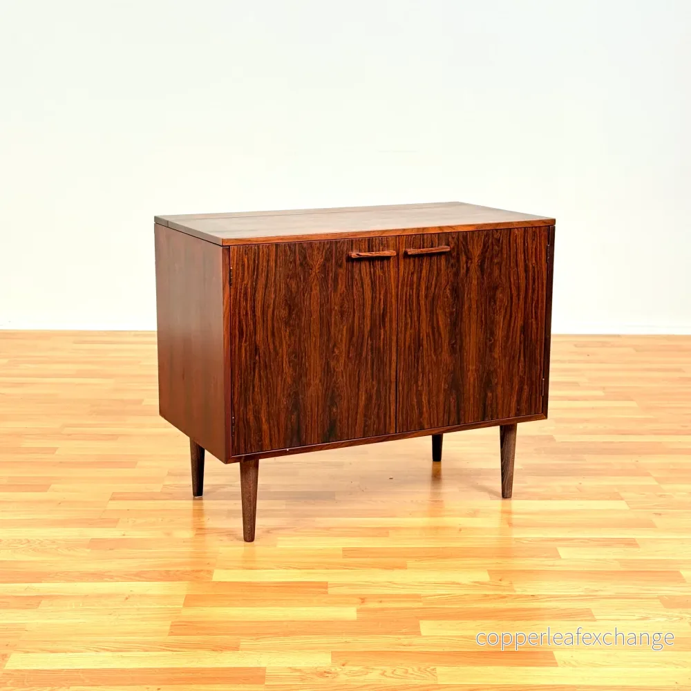 Danskt skåp i Santos rosenträ från FM Furniture