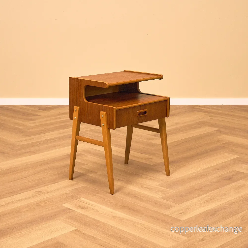 Svenska sängbord i teak och bok Svenska sängbord i teak och bok
