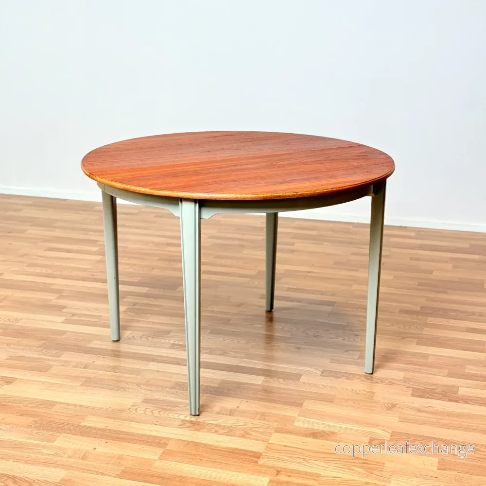 Svenskt runt matbord i teak av Göran Malmvall för Karl Andersson & Söner Svenskt runt matbord i teak av Göran Malmvall för Karl Andersson & Söner