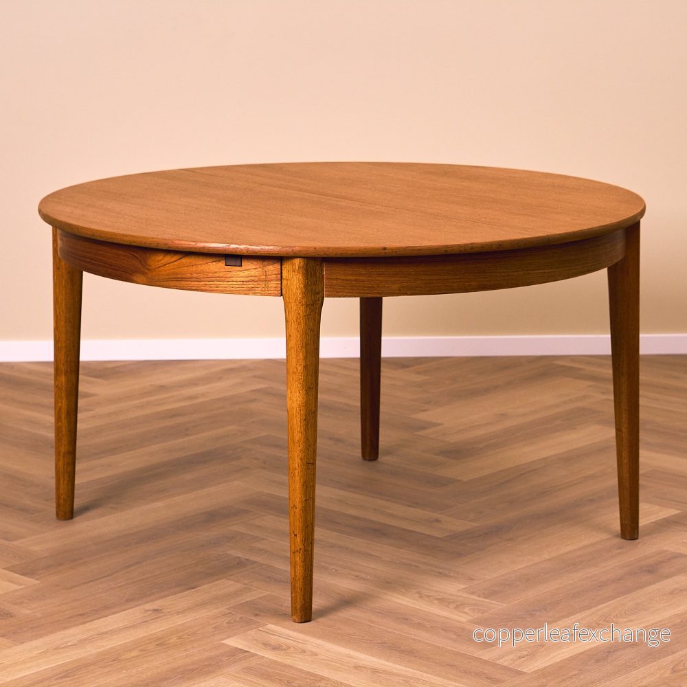 Dansk runt matbord i teak