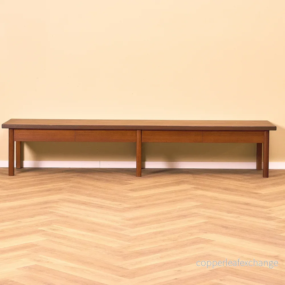Svenskt skåp/TV-bänk i teak