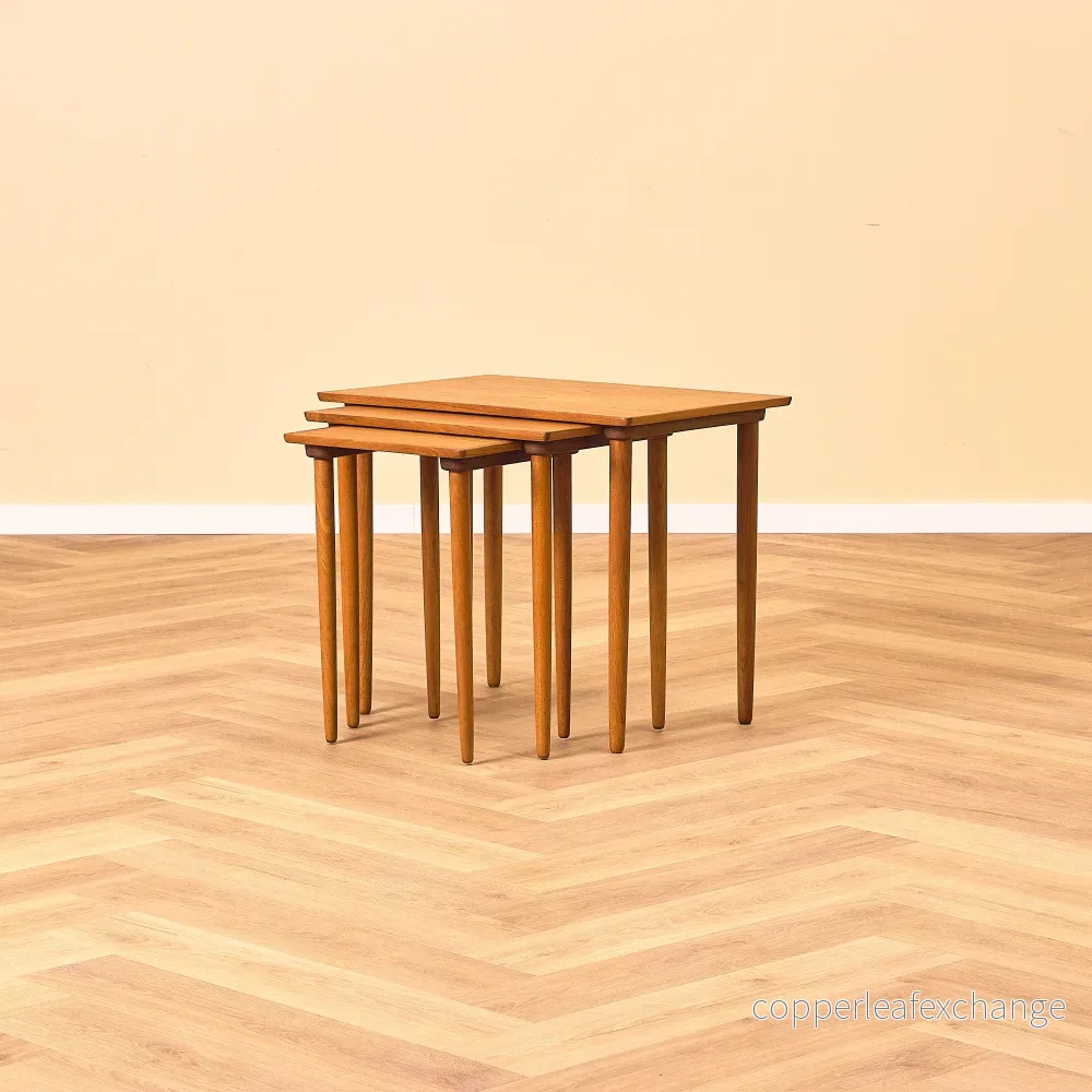 Svenskt set med nästlade bord i teak