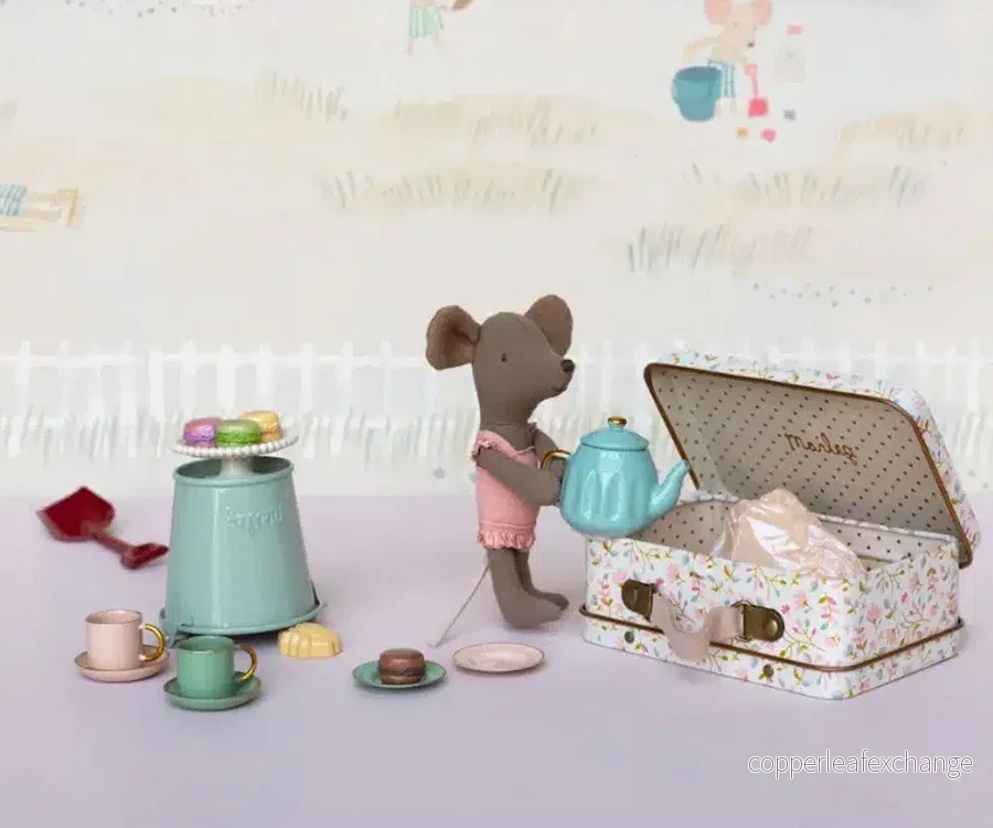 Maileg – Teservis med macarons & kaka, kanna, koppar och fat i väska till möss, Merle - Bild 2