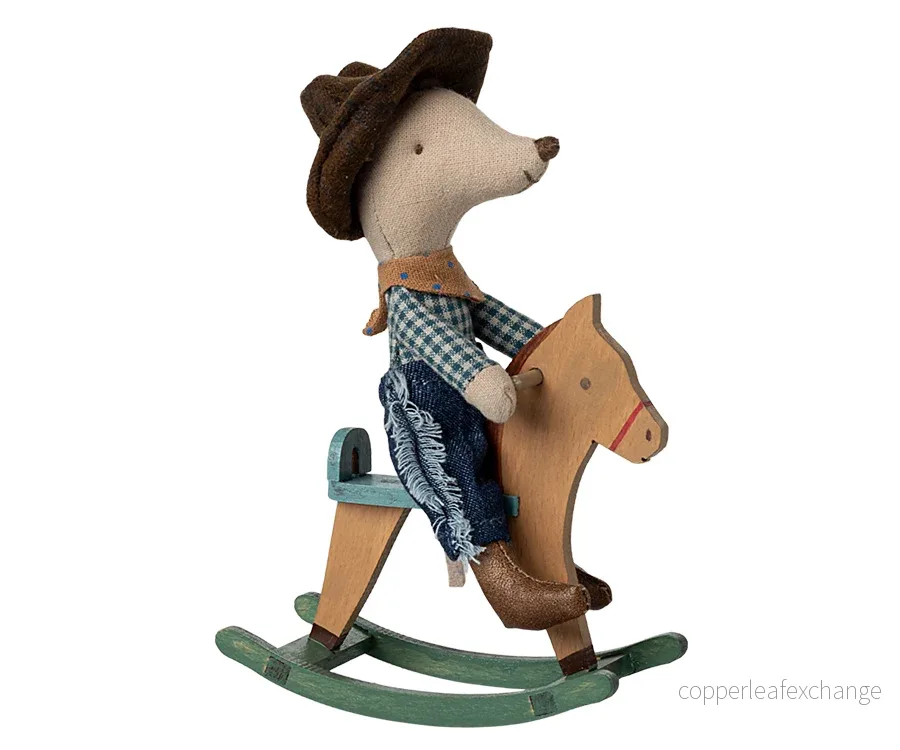 Maileg – Cowboymus på gunghäst, lillebror mus som cowboy med cowboyhatt och häst i trä - Bild 2