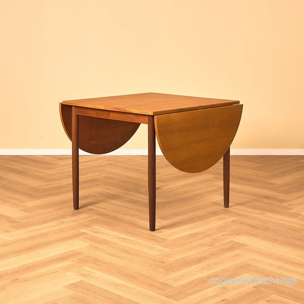 Danskt matbord med 4 iläggsskivor i teak ”Arne Vodder-stil”