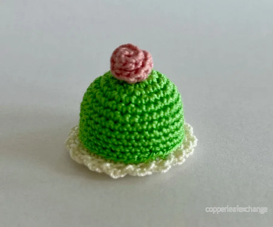 Miniatyr – Virkad prinsesstårta, rosa eller grön till dockhuset, tårta till Mailegs möss - Bild 3