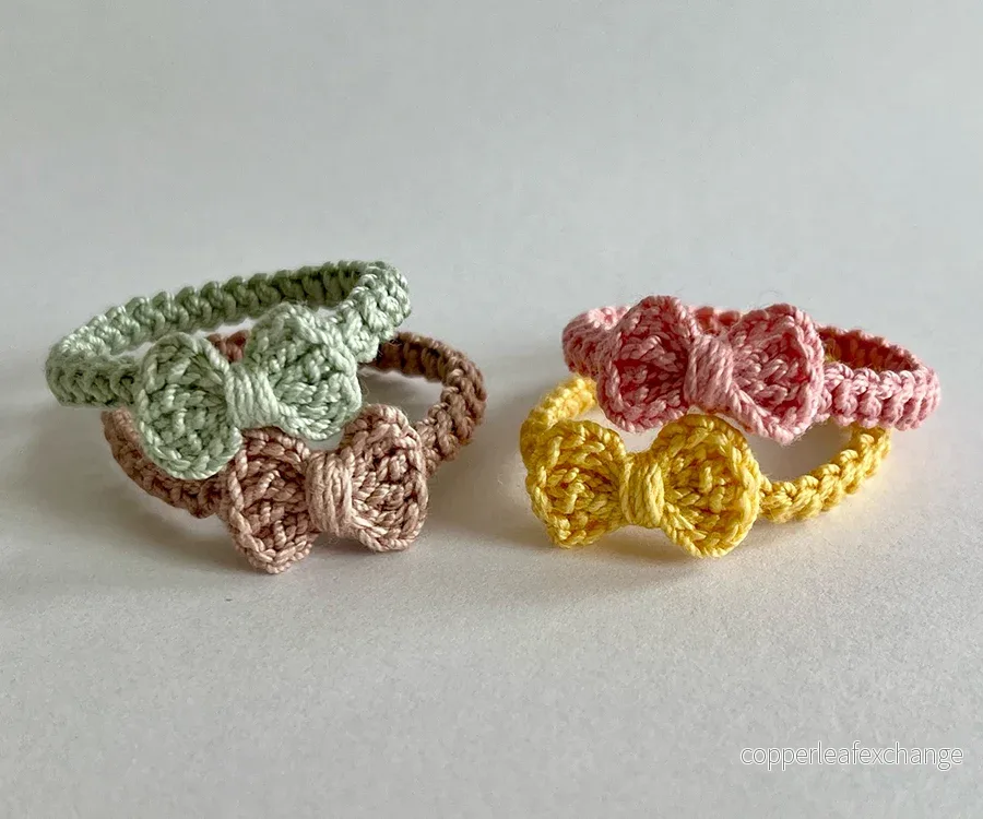 Miniatyr – Virkat hårband till storasyster mus med rosett, finns i flera olika färger - Bild 2