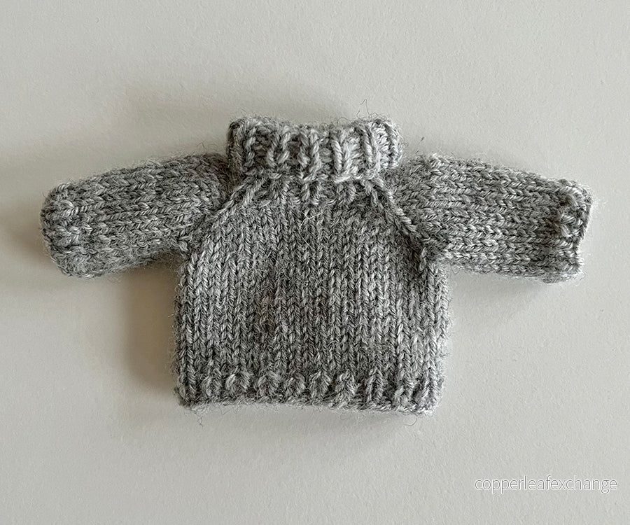 Miniatyr – Stickad tröja i merinoull till pappa/mamma mus - Bild 3