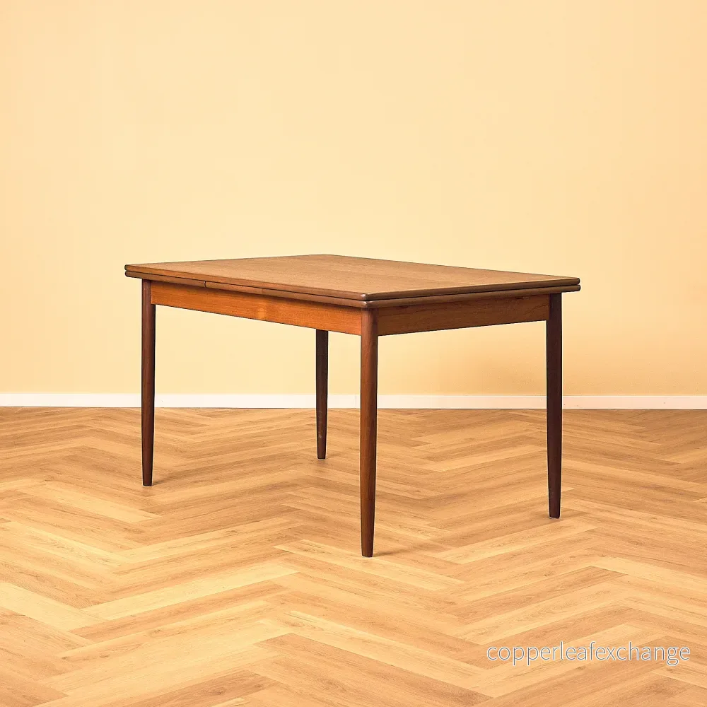 Danskt matbord i teak och valnöt Danskt matbord i teak och valnöt