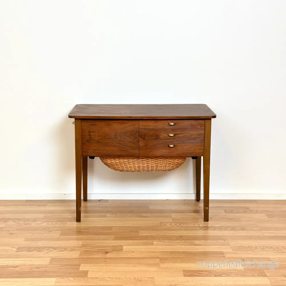 Sidobord i alm, 1950-60-tal, Danmark