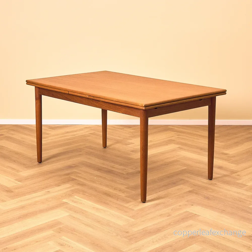 Danskt rektangulärt matbord i teak Danskt rektangulärt matbord i teak