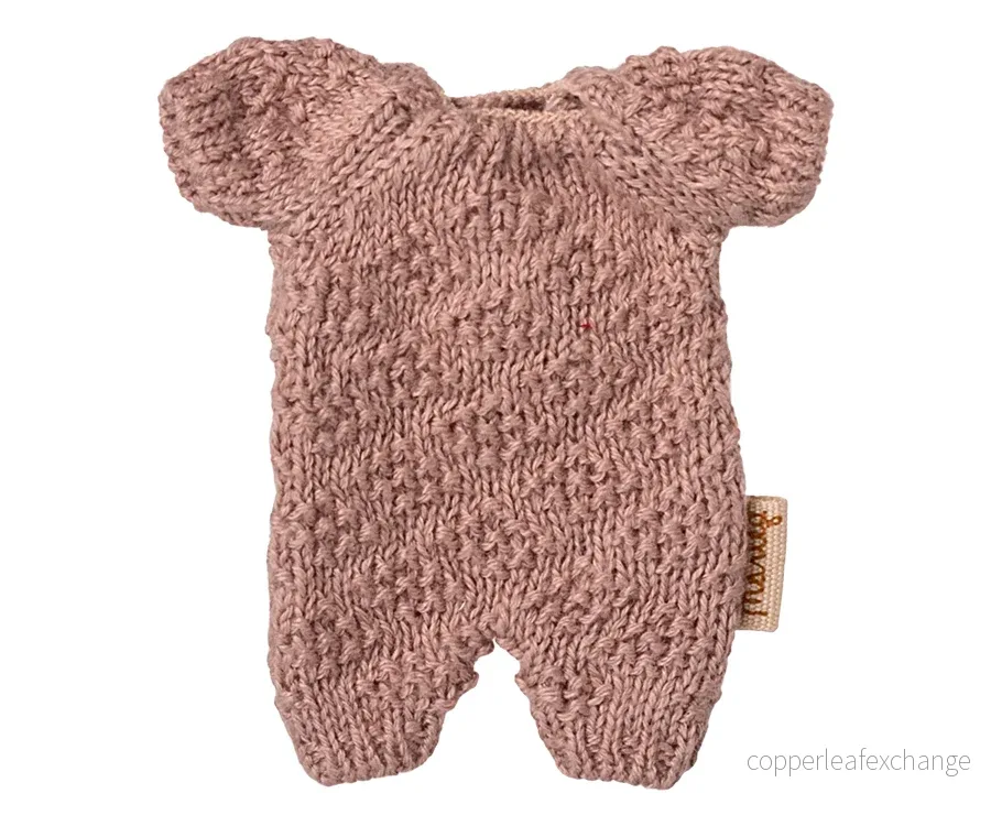 Maileg – Stickad dräkt till bunny i mörk rosa / heather för kanin i storlek micro Maileg – Stickad dräkt till bunny i mörk rosa / heather för kanin i storlek micro