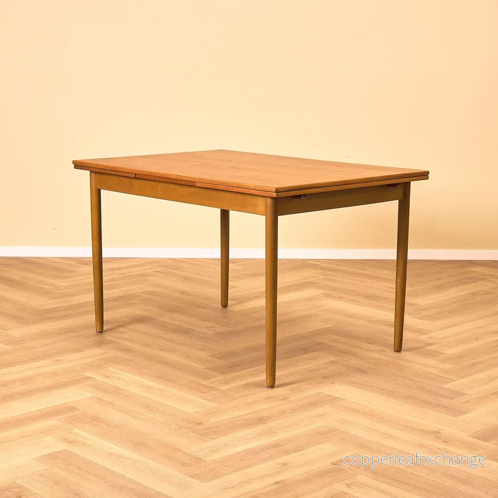 Svenskt matbord i teak och bok Svenskt matbord i teak och bok