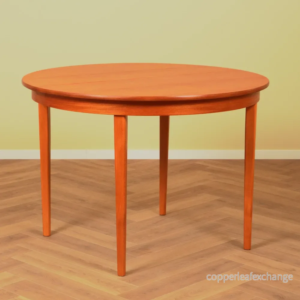 Svenskt runt matbord i teak och bok Svenskt runt matbord i teak och bok