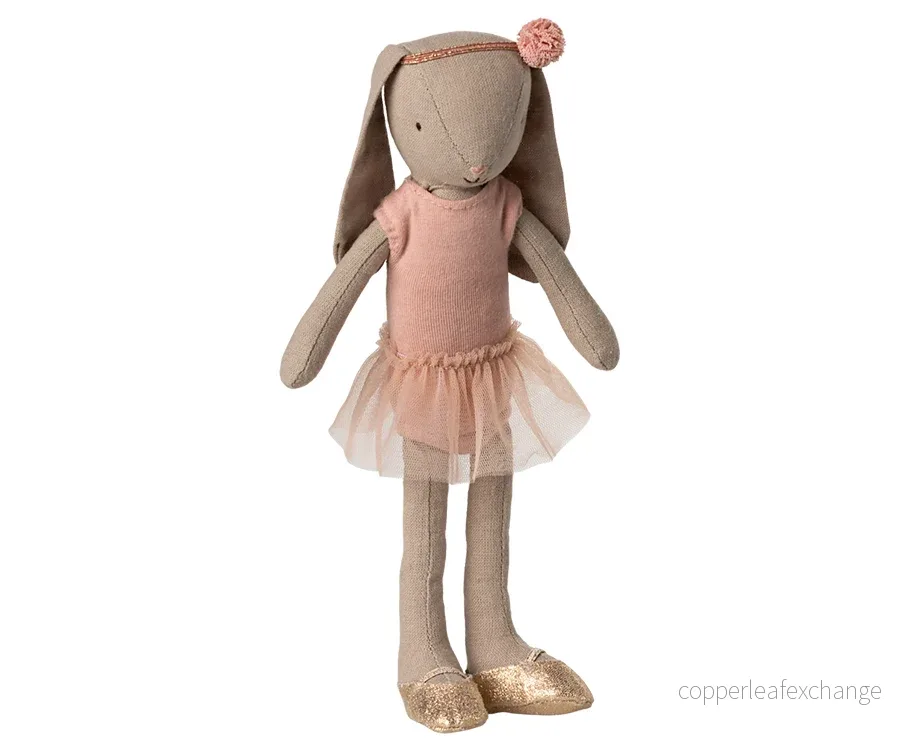 Maileg – Kanin classic, ballerina i storlek 2, bunny rosa med klänning i tyll, hårband och ballerinaskor Maileg – Kanin classic, ballerina i storlek 2, bunny rosa med klänning i tyll, hårband och ballerinaskor