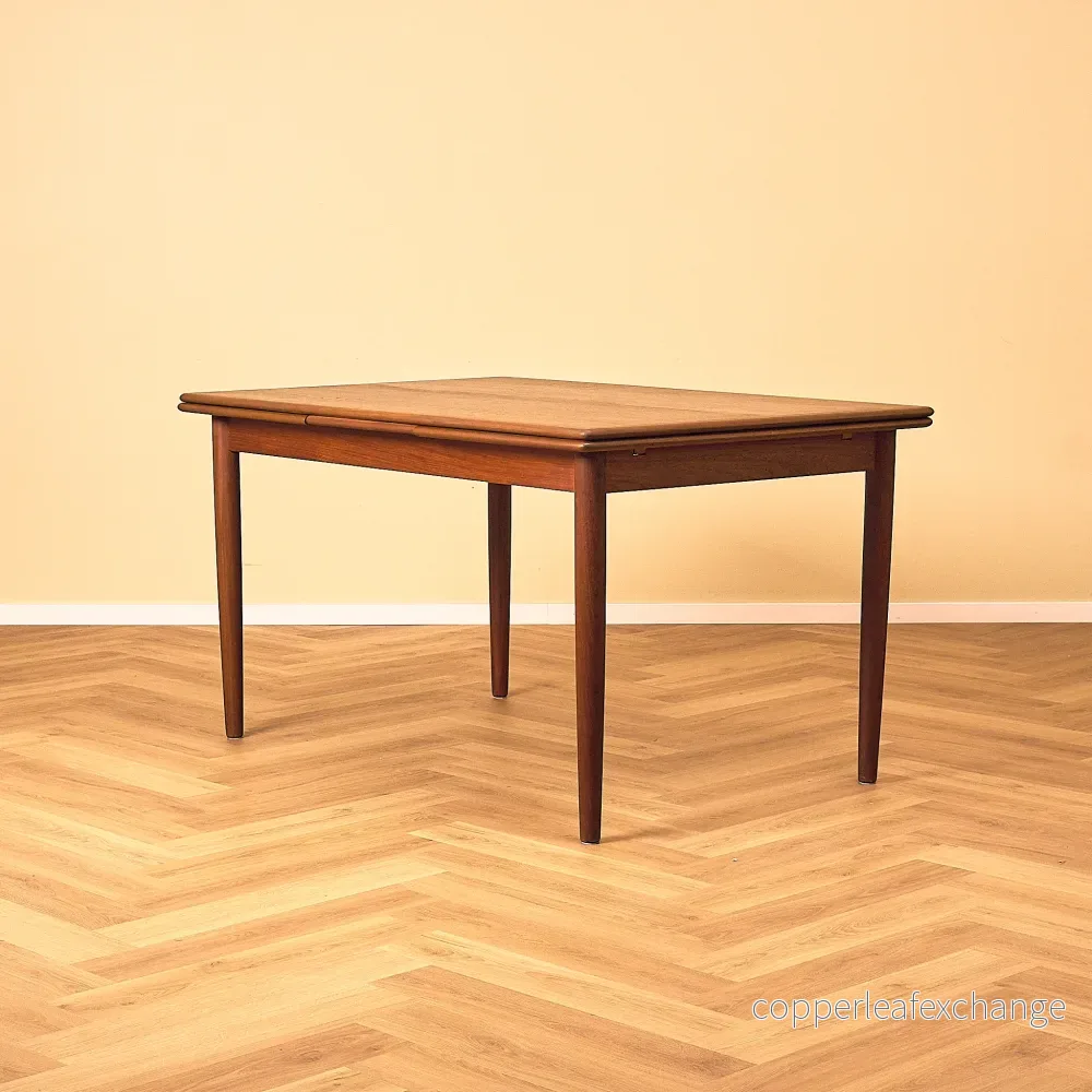 Danskt matbord i teak och valnöt