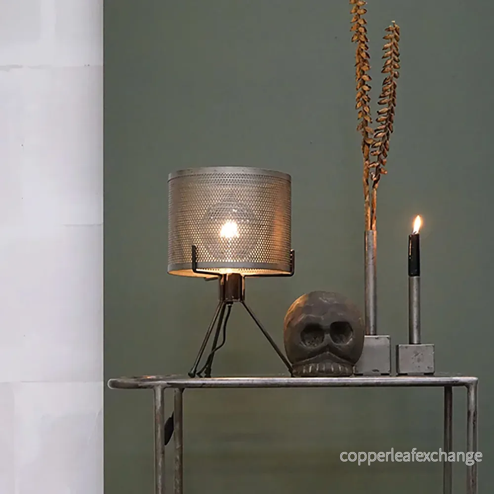 Bordslampa med ben i industriell stil - Bild 3