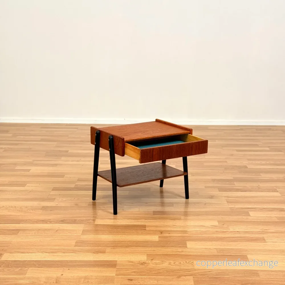 Svenskt set om 2 sängbord i teak av AB Carlström & CO möbelfabrik - Bild 3