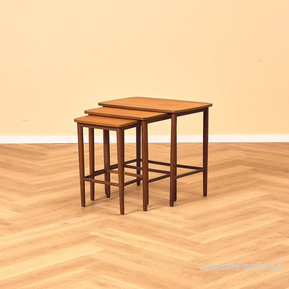 Danskt set med satsbord i teak och valnöt