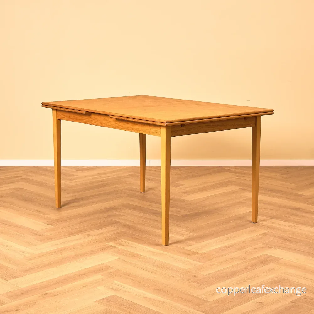Svenskt matbord i teak och bok Svenskt matbord i teak och bok