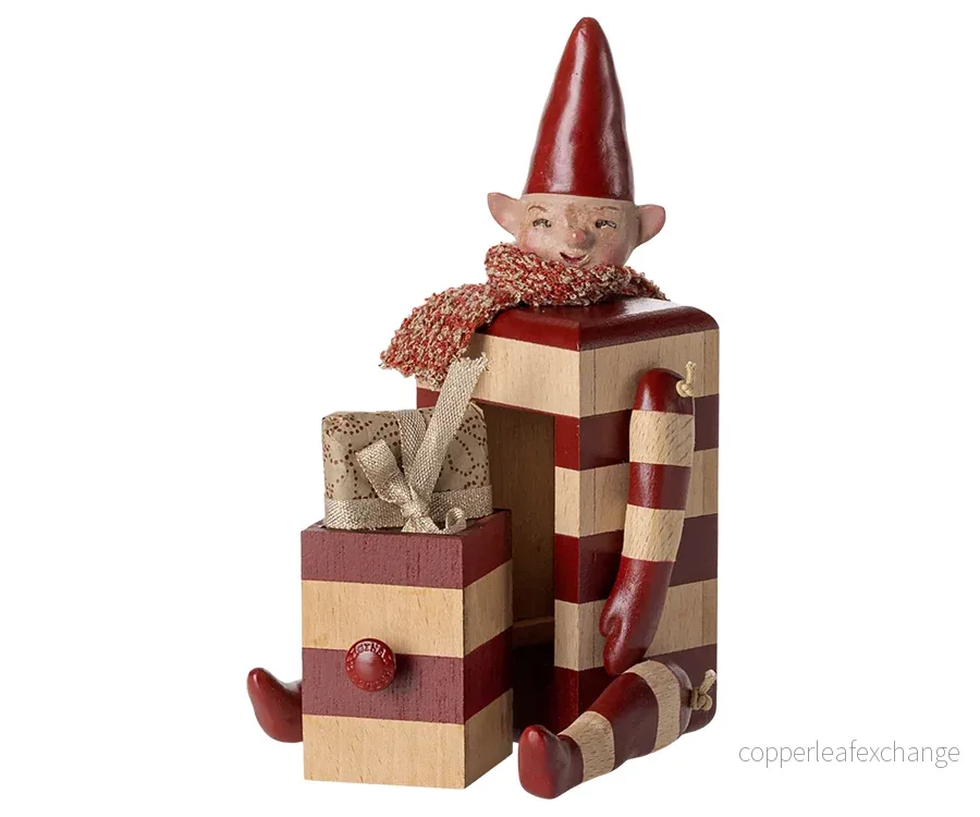 Maileg – Tomte med låda i rött, prydnad elf till jul - Bild 2