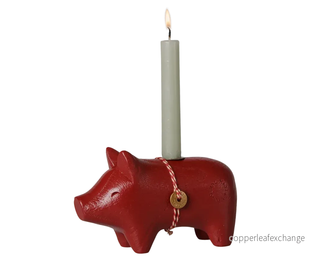 Maileg träljusstake, gris, liten – röd Maileg träljusstake, gris, liten – röd