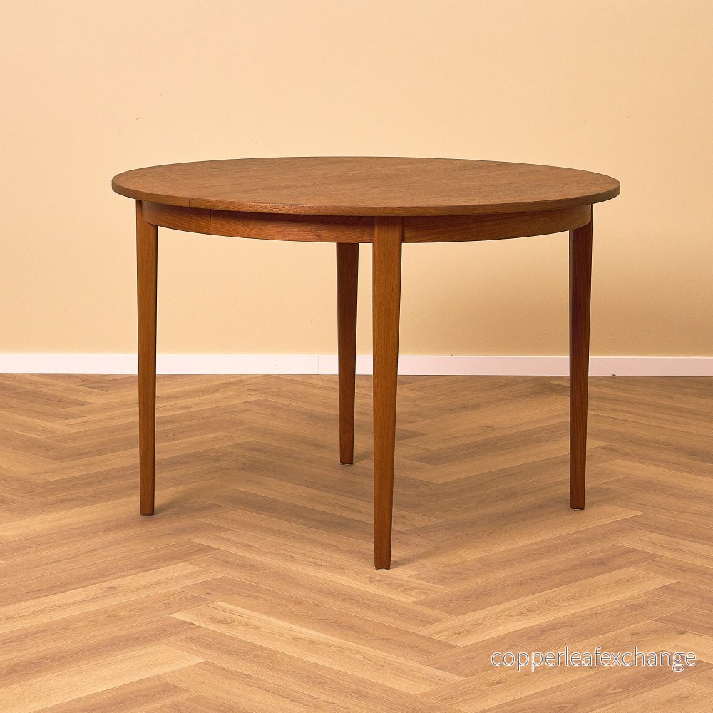 Svenskt runt matbord i betsad teak