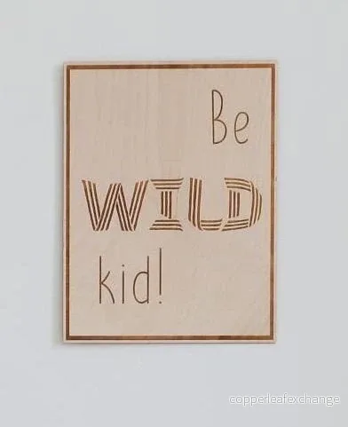 Be Wild Kid – Inspirerande poster i graverat trä Be Wild Kid – Inspirerande poster i graverat trä