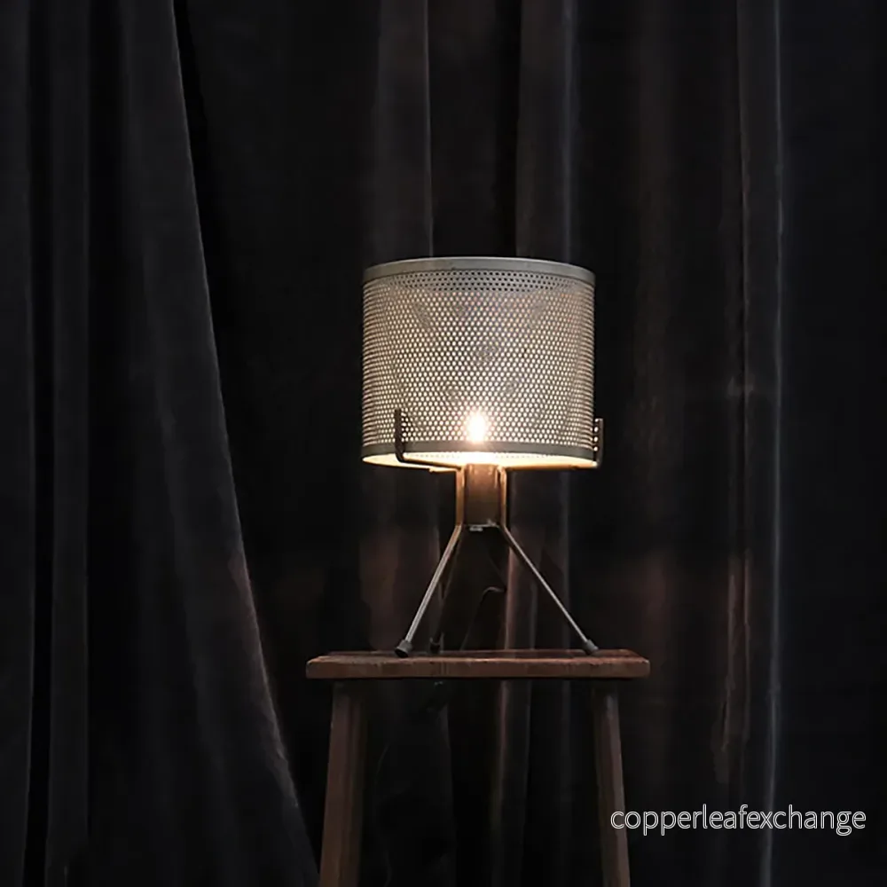 Bordslampa med ben i industriell stil - Bild 2