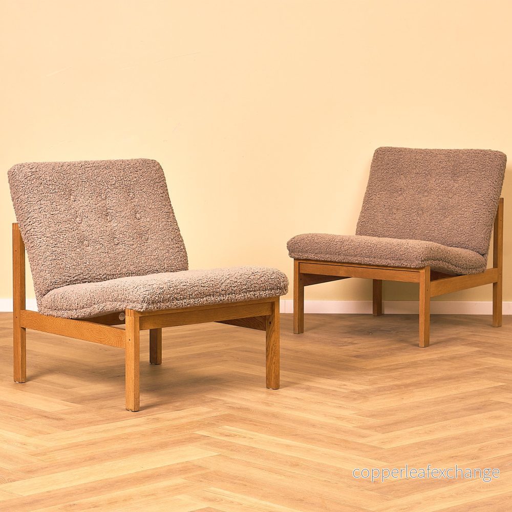Danska fåtöljer/lounge-stolar i massiv ek av Ole Knudsen för France & Son