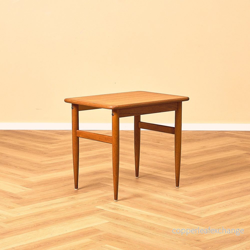 Svenskt sidobord i teak från HMB Möbler Rörvik