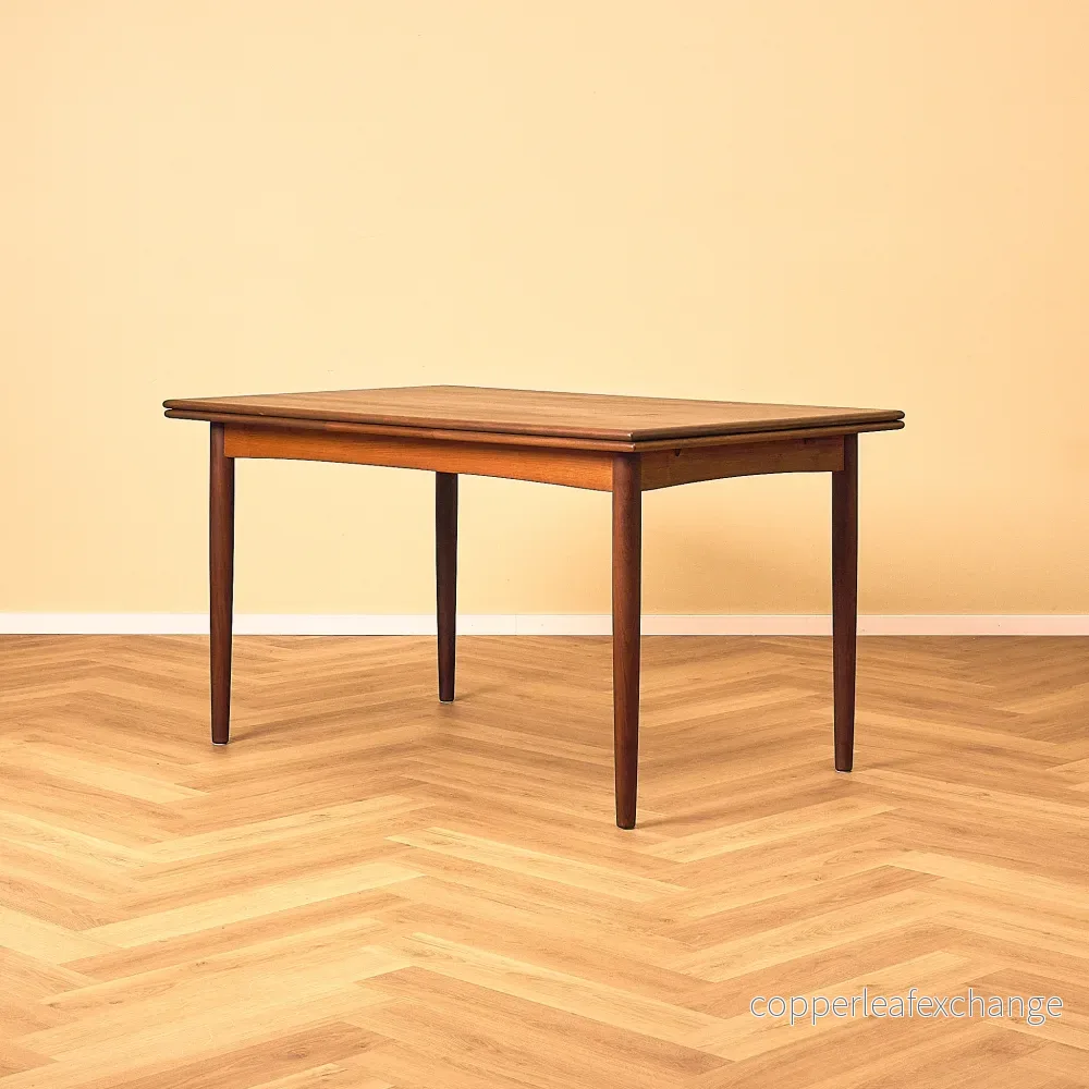 Danskt matbord i teak och valnöt Danskt matbord i teak och valnöt