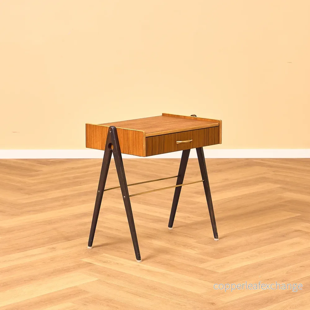 Svenskt sängbord i teak Svenskt sängbord i teak