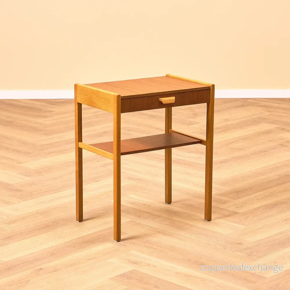 Svenskt nattduksbord i teak och ek